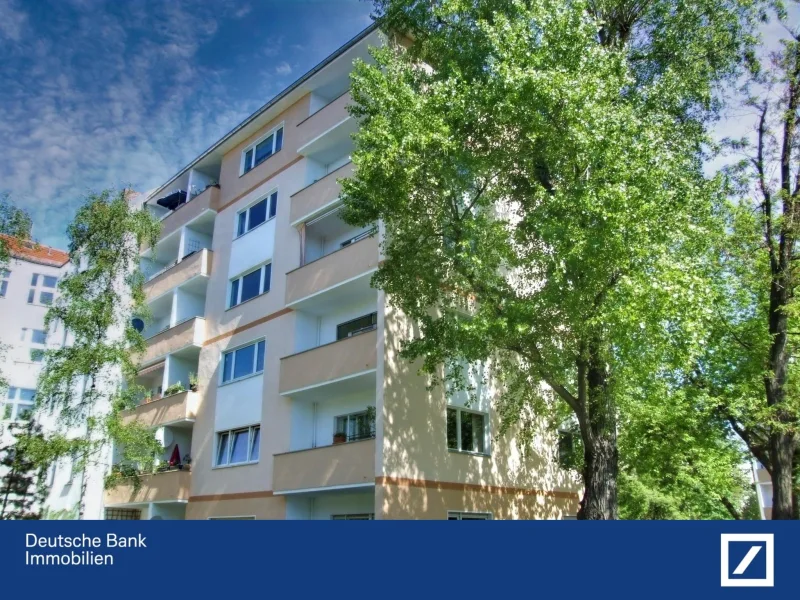 Haus Hinteransicht - Wohnung kaufen in Berlin - Lichtdurchflutete Etagenwohnung mit Süd-West-Balkon – Ihr Wohlfühlzuhause in solider Bauweise