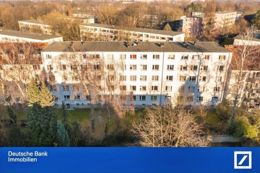 Hintere Luftaufnahme - Wohnung kaufen in Hamburg - Modernisierte 2-Zimmer-Wohnung - frei geliefert zum 01.04.2025!