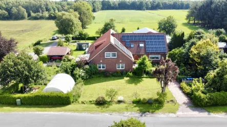 Außenansicht - Haus kaufen in Wiesmoor - Großzügiges Einfamilienhaus mit ELW und idyllischer Feldrandlage in Wiesmoor