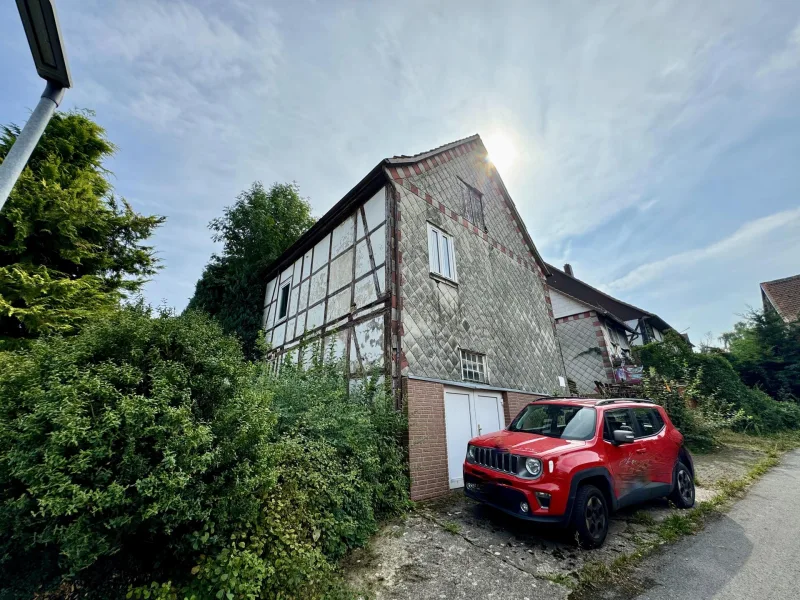 Außenansicht - Haus kaufen in Dassel / Mackensen - Sanierungsbedürftiges Einfamilienhaus mit großem Potenzial in ruhiger Lage von Dassel/Mackensen