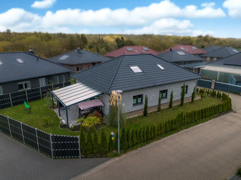 Außenansicht - Haus kaufen in Wilhelmshaven - Modernes Wohnen im Herzen von Potenburg – Stilvoller Bungalow mit großzügigem Raumkonzept