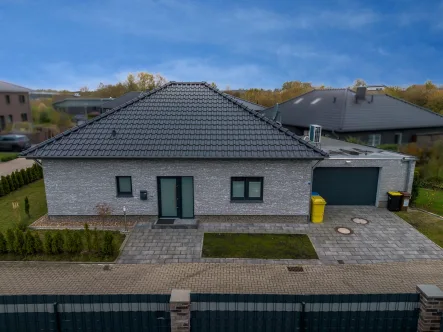 Außenansicht - Haus kaufen in Wilhelmshaven - Modernes Wohnen im Herzen von Potenburg – Stilvoller Bungalow mit großzügigem Raumkonzept