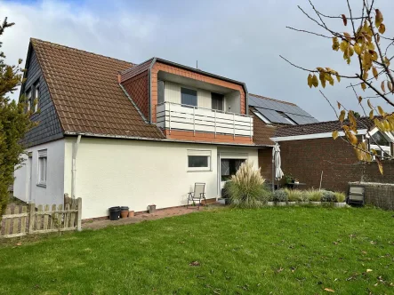 Außenansicht - Haus kaufen in Wittmund - Ruhe Pur! Doppelhaushälfte mit zwei Wohneinheiten und Feldblick in Harlesiel