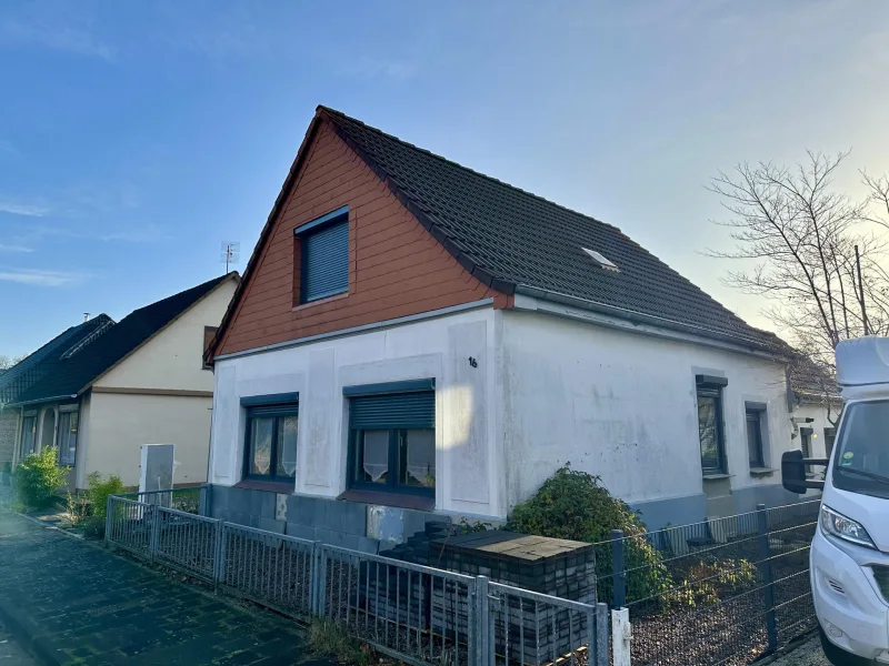 Außenansicht - Haus kaufen in Wilhelmshaven - Modernisiertes Einfamilienhaus in Neuengroden – Ihr neues Zuhause mit Charme und Komfort