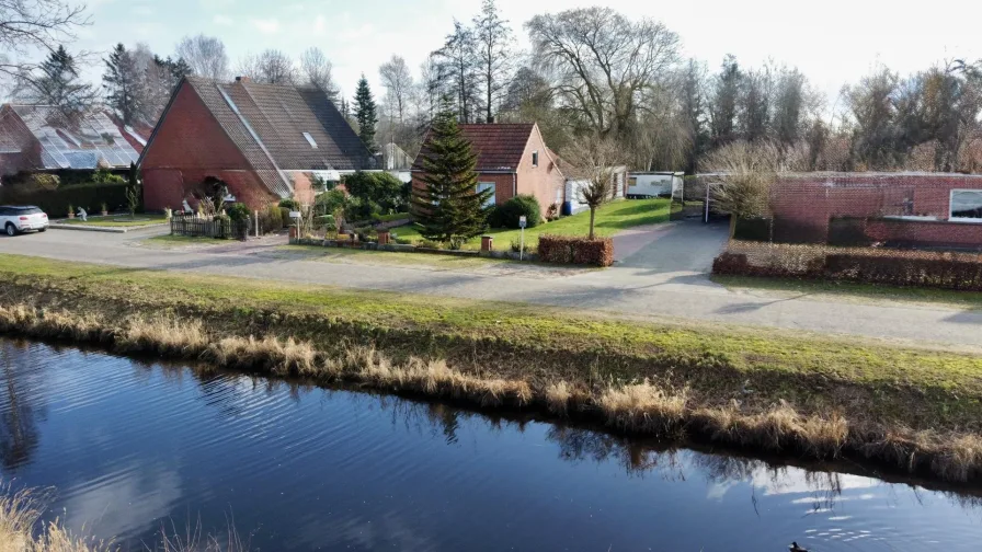 Außenansicht - Haus kaufen in Barßel / Barßelermoor - Einzigartiges Handwerkerhaus am Wasser mit Potenzial