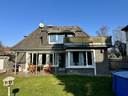 Außenansicht - Haus kaufen in Wilhelmshaven / Heppens - Zeitloses Einfamilienhaus im Villenviertel – mit Balkon, überdachter Terrasse und Garage