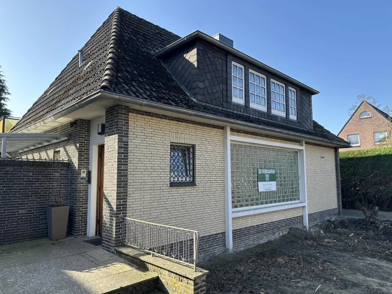 Außenansicht - Haus kaufen in Wilhelmshaven / Heppens - Zeitloses Einfamilienhaus im Villenviertel – mit Balkon, überdachter Terrasse und Garage