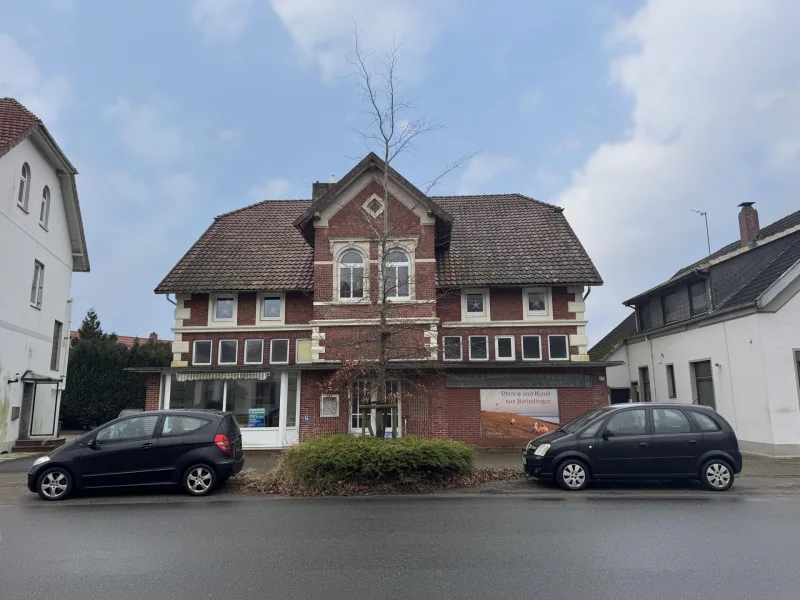 Außenansicht - Haus kaufen in Butjadingen/ Stollhamm - Historisches Wohn- und Geschäftshaus mit Charme – 4 Einheiten, Glaspavillon & Sauna