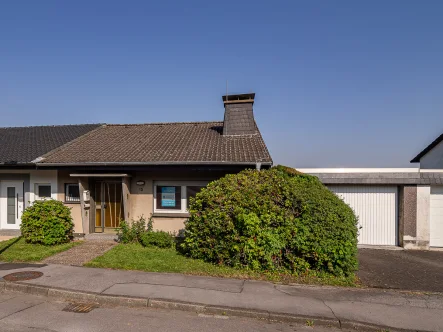 Außenansicht - Haus kaufen in Arnsberg - Doppelhaushälfte mit Potenzial und schöner Aussicht in Alt-Arnsberg!