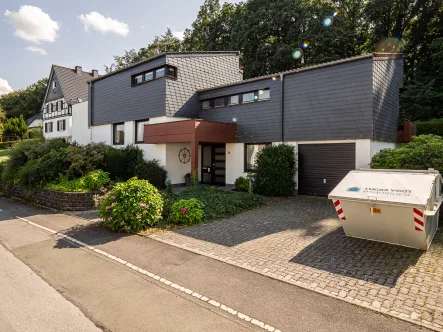 Außenansicht - Haus kaufen in Warstein - Immer noch eine besondere Architektur - Einfamilienhaus in Warstein-Belecke!