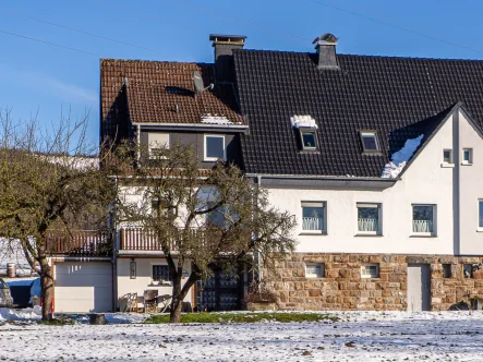 Außenansicht - Haus kaufen in Meschede - Charmante Doppelhaushälfte in idyllischer Lage von Meschede-Bockum