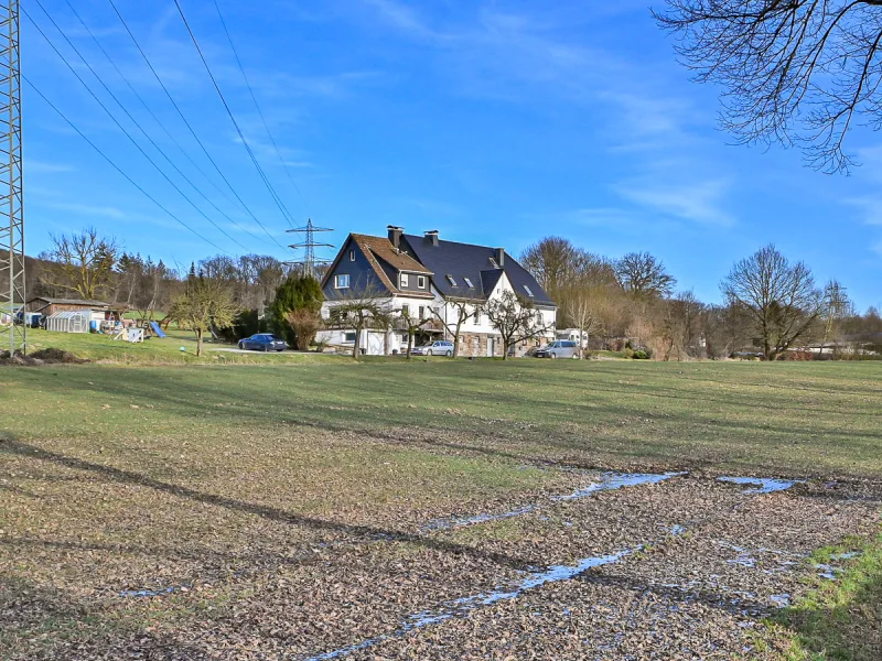 Außenansicht - Haus kaufen in Meschede - Charmante Doppelhaushälfte in idyllischer Lage von Meschede-Bockum