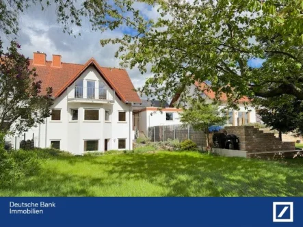 Hausansicht hinten- - Haus kaufen in Ingelheim - Viel Platz zum Wohnen und Arbeiten - und das in herrlicher Ruhe mit schönem Garten!