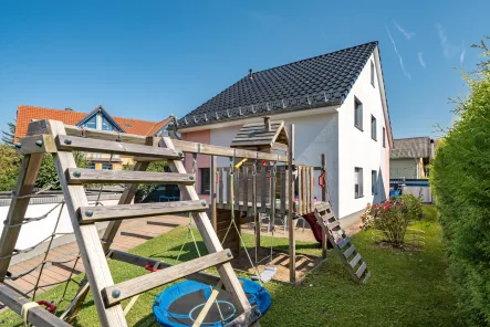 Spielplatz im Garten - Haus kaufen in Taunusstein - Spielplatz, Garten, zwei Terrassen, Pool - einfach einziehen und loswohnen!