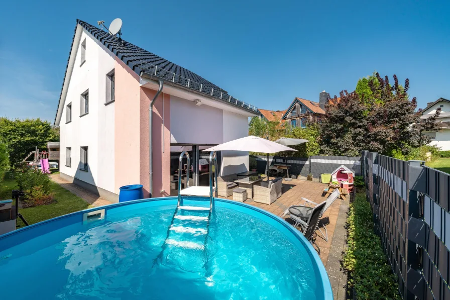 Hausansicht hinten mit Pool - Haus kaufen in Taunusstein - Einfach einziehen und loswohnen - herrliche Lage  in frischer Höhenluft!