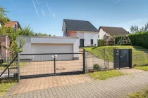 Hausansicht vorn mit Garage 