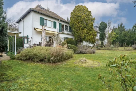 Hausansicht hinten mit Garten  - Haus kaufen in Wiesbaden - Ein Zuhause zum Wohlfühlen in ansprechender Lage!