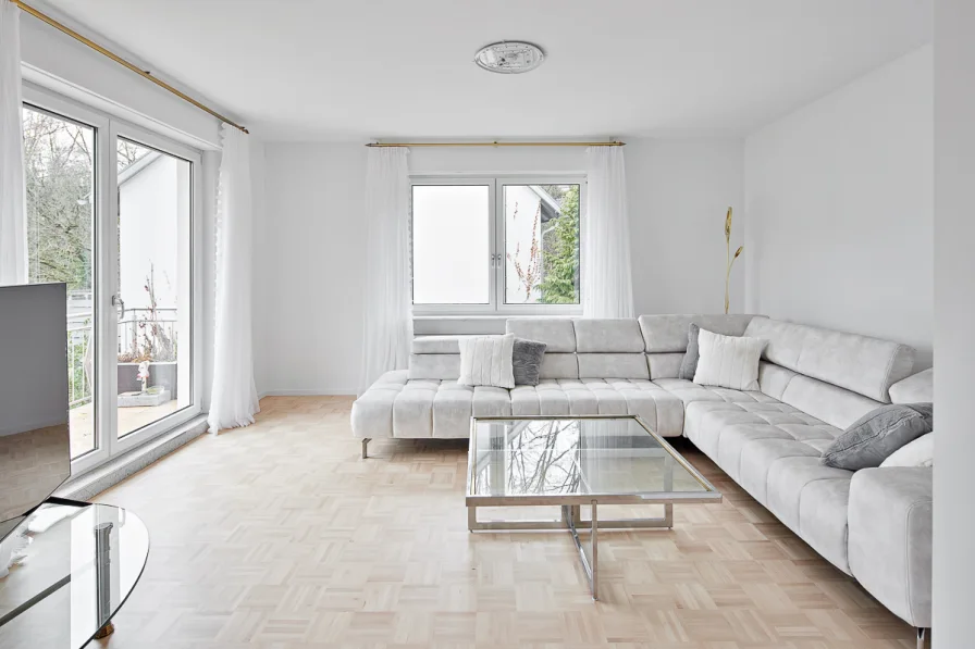 Wohnzimmer mit ausgiebiger Couch - Wohnung mieten in Stuttgart - Möblierte Etagenwohnung in Stuttgart-West: Lichtdurchflutet, Charmant mit Balkon