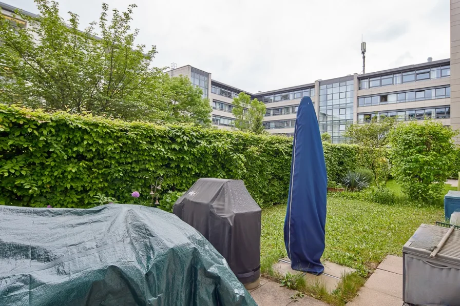 Süd-West Terrasse mit Gartenfläche