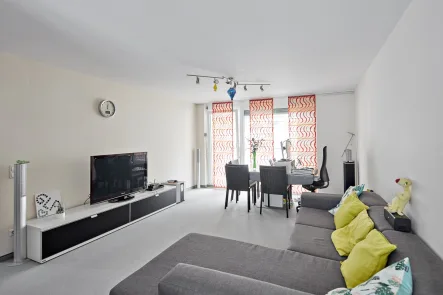 Wohn- Essbereich - Wohnung kaufen in Stuttgart - Lichtdurchflutete 4,5-Zimmer-Erdgeschosswohnung mit Loggia und Terrasse im Rosensteinviertel