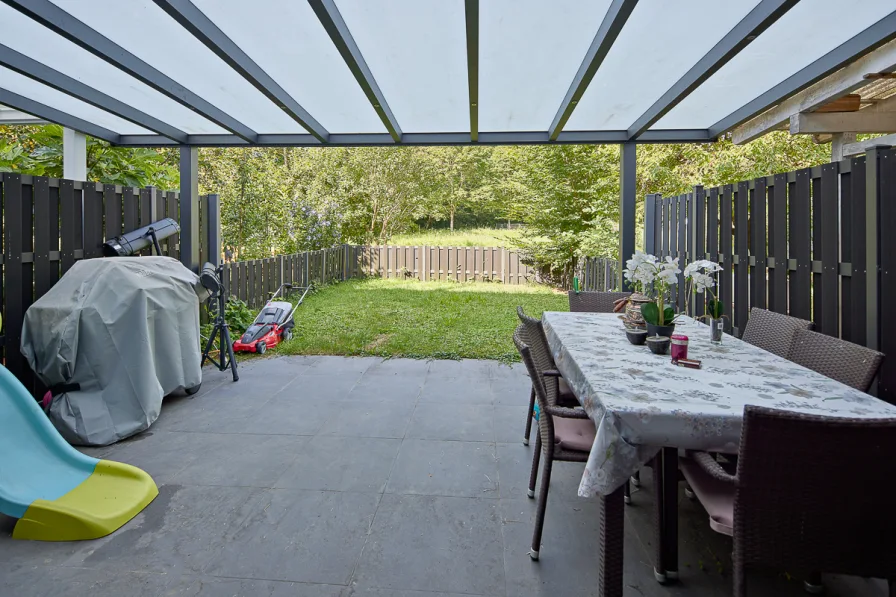 Überdachte , großzügige Terrasse mit Garten