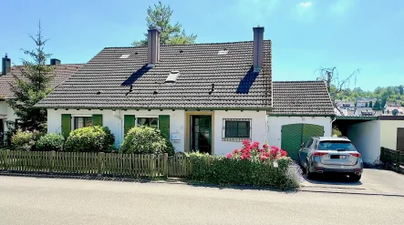 Herzlich willkommen - Haus kaufen in Grafenau - Charmantes Einfamilienhaus zwischen Stuttgart und dem Schwarzwald, mit großem Garten, Pool + Sauna