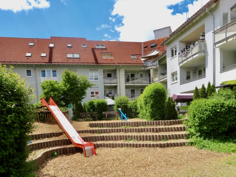 Spielplatz direkt vor dem Haus