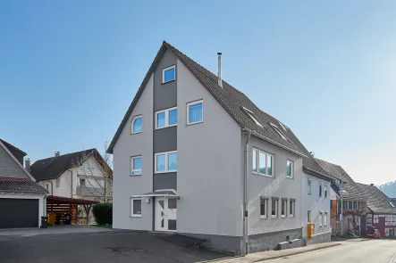 Mehrfamilienhaus - Haus kaufen in Rudersberg - Mehrfamilienhaus mit Gartenanteil, Stellplätzen und Carport in zentraler Ortslage von Asperglen