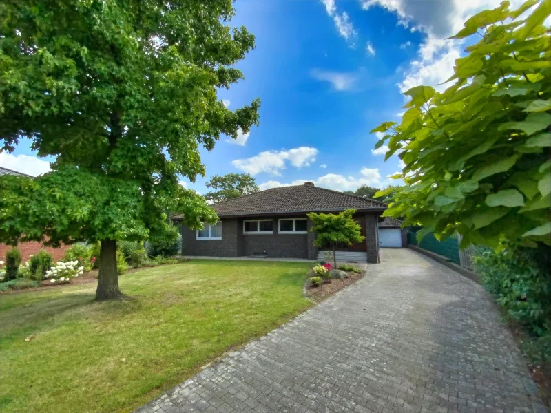 Straßenansicht - Haus kaufen in Heek - Bungalow in verkehrsberuhigter Lage