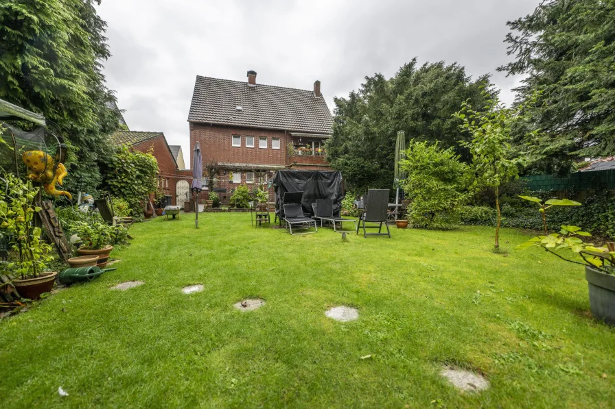 Garten mit Blick auf das Haus