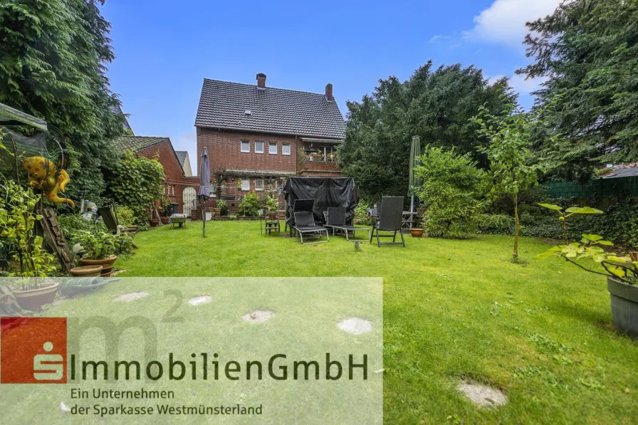 Garten mit Blick auf das Haus - Haus kaufen in Haltern am See - In bester Lage! Zweifamilienhaus mit 982 m²  Kaufgrundstück 