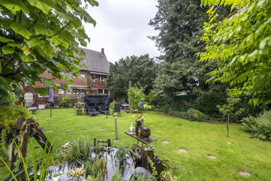 Garten mit Blick auf das Haus