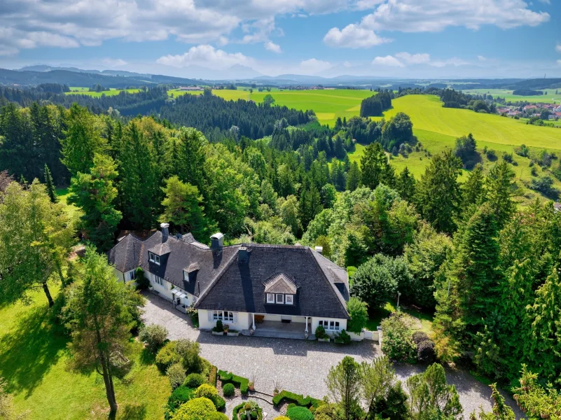 Luftansicht - Haus kaufen in Marktoberdorf - Einzigartige Villa in absoluter Alleinlage mit atemberaubender Weitsicht