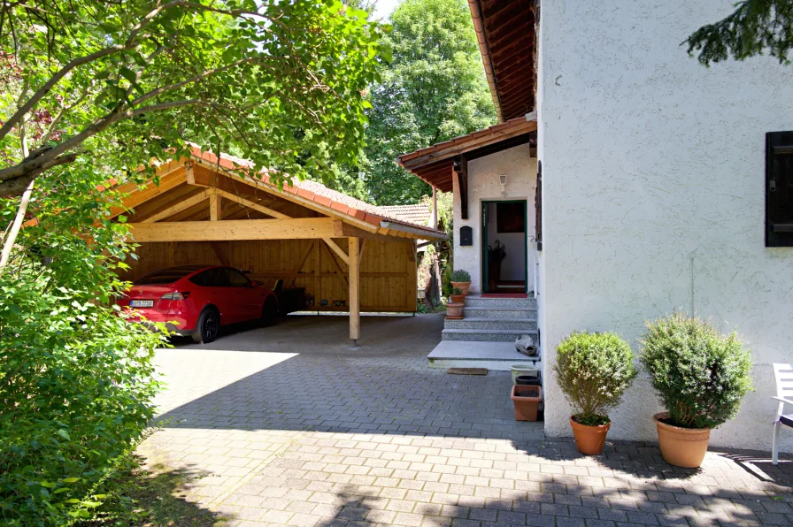 Hauseingang mit Carport