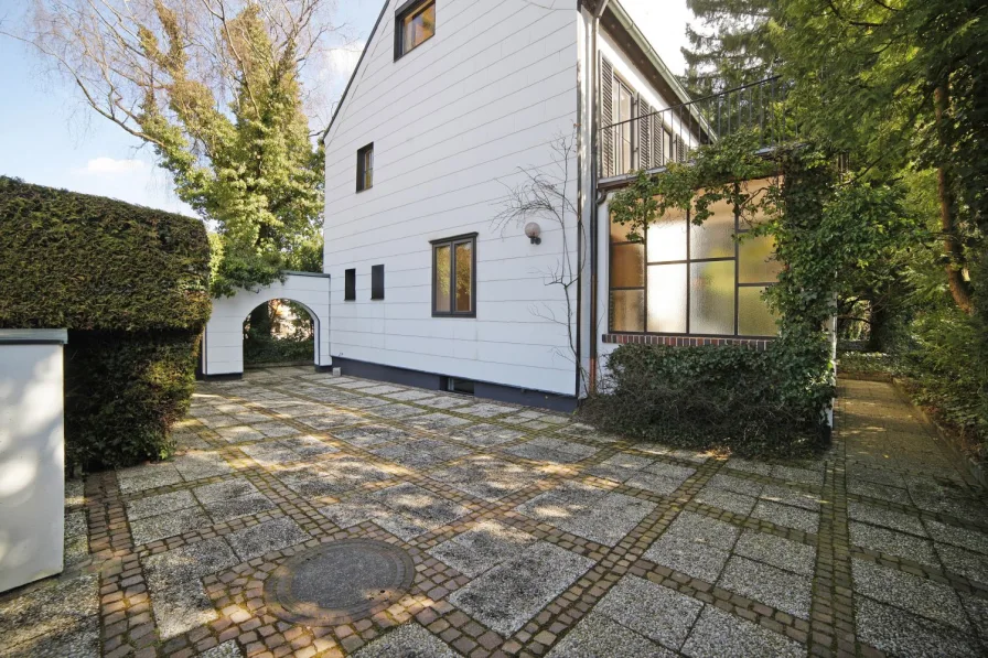 Front - Haus kaufen in München - Großhadern: seltenes EFH mit ca. 151 m² Wfl. auf ca. 600 m² idyllischem Grund