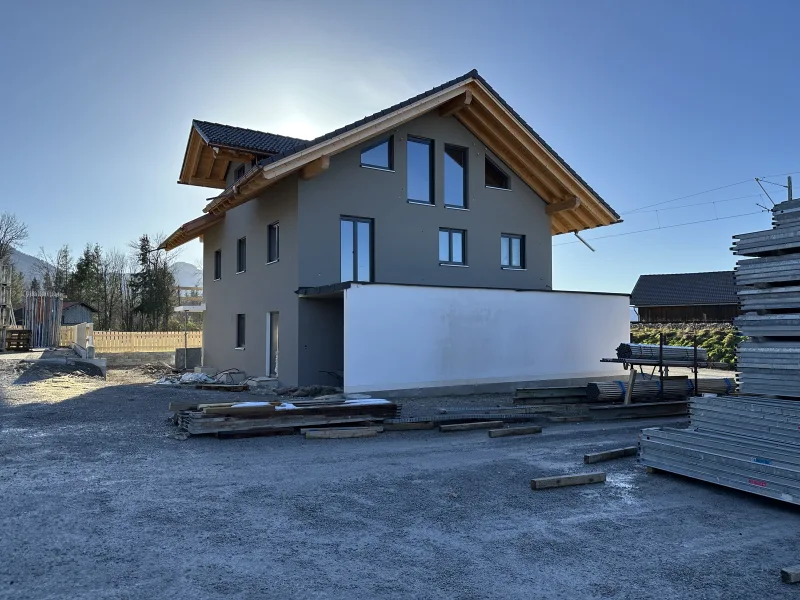 Hausansicht Nordost - Halle/Lager/Produktion kaufen in Benediktbeuern - Ein Ort zum Arbeiten, Wohnen und Träumen – Gewerbeobjekt in Benediktbeuern