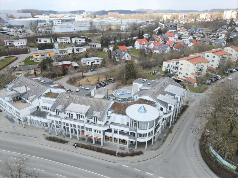 Gesamtgebäude aus der Luft - Zinshaus/Renditeobjekt kaufen in Bad Waldsee - Kauf 8 bezahle 7! Acht Tiefgaragenstellplätze in gefragter Lage von Bad Waldsee