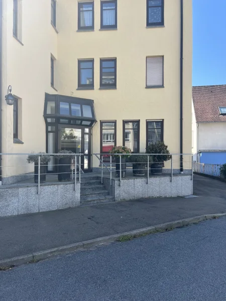 Außenansicht - Büro/Praxis mieten in Laupheim - Gut frequentiert und zentral! Großzügige Gewerbefläche zur Miete