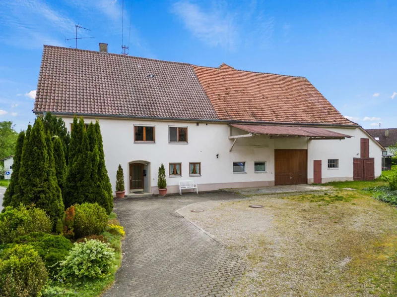 Außenansicht Nord-West - Haus kaufen in Achstetten-Bronnen - Mit Ausbaupotential! Gepflegtes Wohnhaus, großes Ökonomiegebäude und tolles Grundstück