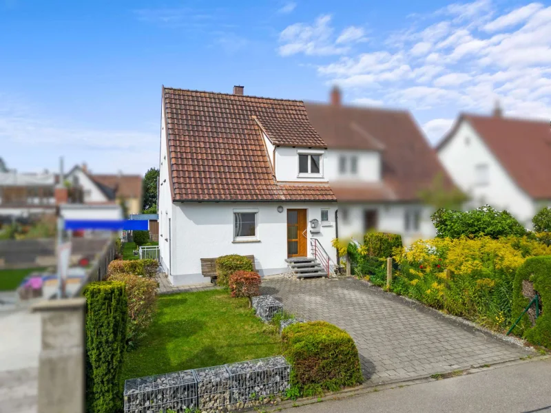 Außenansicht Süd-Ost - Haus kaufen in Laupheim - Gemütlich! Charmante Doppelhaushälfte mit toller Sonnenterrasse und viel Potenzial