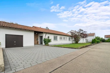 Südost-Ansicht - Haus kaufen in Altheim - Ihr neues Zuhause! Sanierter Bungalow in idyllischer und ruhiger Wohnlage