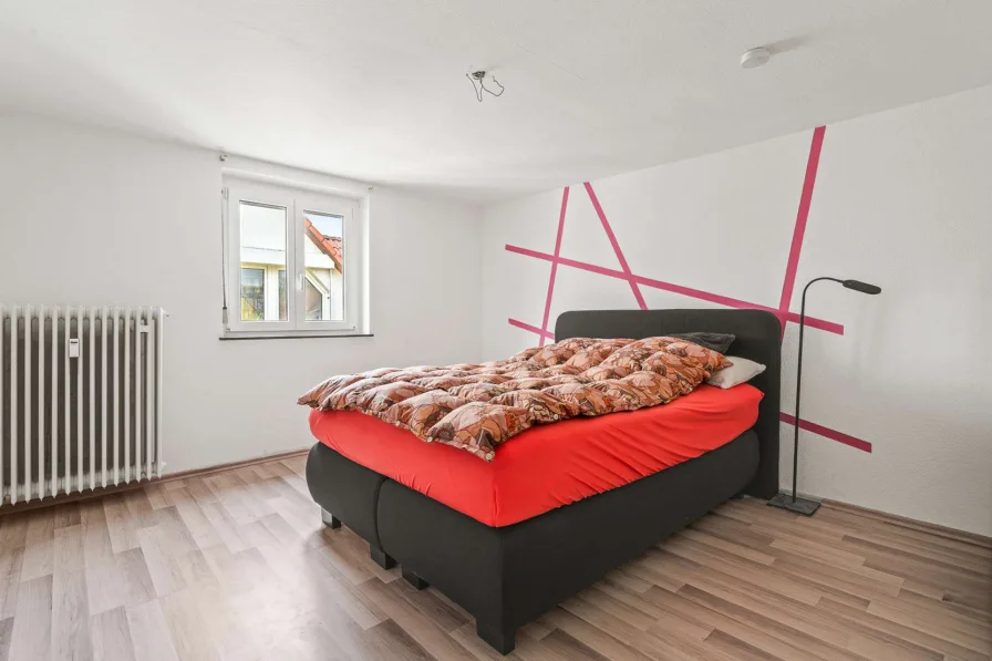 Schlafzimmer - Wohnung kaufen in Laupheim - Ruhig und Zentral! Helle 4,5-Zimmer-Dachgeschosswohnung mit Sonnenbalkon und idealer Raumaufteilung