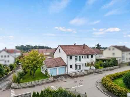 Außenansicht  - Haus kaufen in Achstetten - Modern und vielseitig! Attraktives Zweifamilienhaus mit schönem Garten in ruhiger Wohnlage