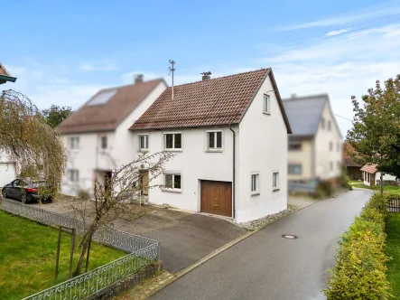 Außenansicht Süd-Ost - Haus kaufen in Ehingen (Donau) - In naturnaher Lage! Kleine aber feine Doppelhaushälfte mit Gartenanteil und viel Potential