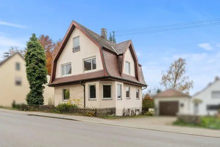 Außenansicht Nord - Haus kaufen in Burgrieden - Mit viel Raum zur Entfaltung! Attraktives Einfamilienhaus mit großzügigem Garten und Ausbaureserve