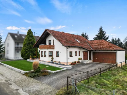 Süd-Ost-Ansicht - Haus kaufen in Laupheim - Perfekt für die Familie! Einfamilienhaus mit schönem Garten und Ausbaupotential