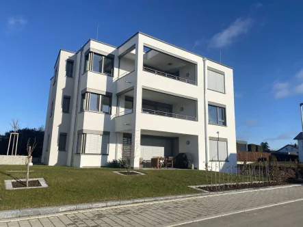 Außenansicht - Wohnung mieten in Laupheim - Erstbezug! Charmante 2,5-Zimmer-Mietwohnung mit wunderschönem Ausblick