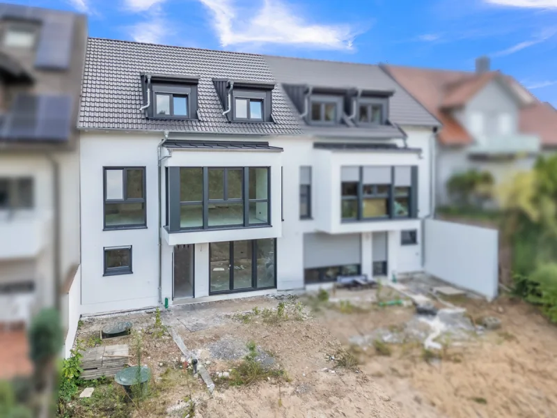 Hausansicht  - Haus kaufen in Karlsruhe / Neureut - Moderne Doppelhaushälfte mit herrlicher Aussicht - Ausstattung nach Ihren Wünschen