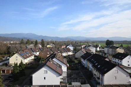 Blick in den Schwarzwald - Wohnung kaufen in Emmendingen - Vier Berge auf einen Blick – Wohnen über den Dächern von Emmendingen 