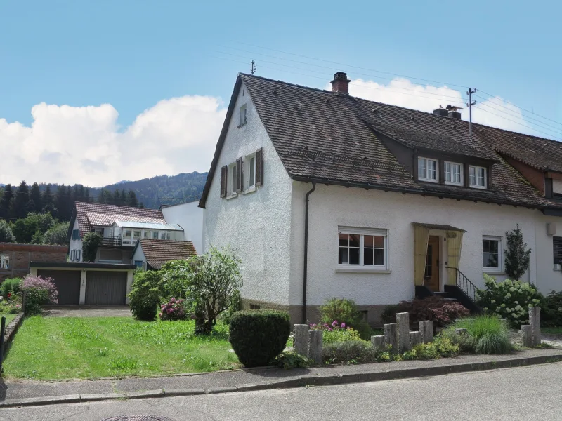 Hausansicht - Haus kaufen in Elzach - Wecken Sie dieses Haus aus seinem Dornröschenschlaf